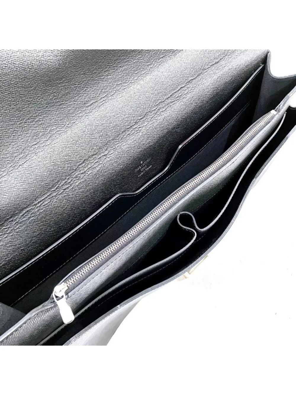 Louis Vuitton Robusto 1 Taiga Business Bag Leather